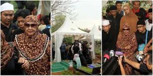 Foto Umi Tatu Kunjungi Makam Ustaz Jeffry Al Buchori