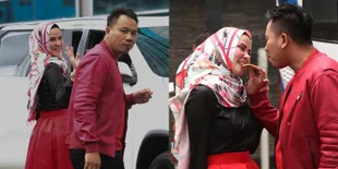 FOTO: Vicky & Angel Lelga Pakai Baju Couple, Makin Mesra Banget