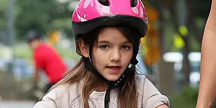 Foto Wajah Seram Suri Cruise Saat Masuk Museum