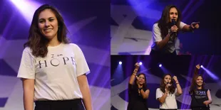 FOTO: Wulan Guritno 'Kampanye' di Konser Kahitna, Untuk Apa?