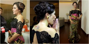 Foto Wulan Guritno Unjuk Tato Keluarga Unik di Tubuhnya