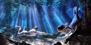 Fotografer Ini Memotret Para Couple di Bawah Air, Seperti Sihir!