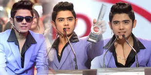 Galeri Foto Aliando Syarief, Terima Awards Dandan Super Cool!