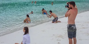 Galeri Para Pria Yang Harus Memotret Kekasihnya Dengan Sempurna