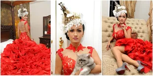 Galeri Pemotretan Julia Perez Bergaun Mawar Merah Transparan