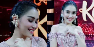 Gaya Cantik Ayu Ting Ting Pakai Deretan Earpiece Rinaldy Yunardi!