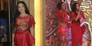 Gaya Cantik Ussy Sulistiawaty Jadi MC di Event Pesona Papua Barat