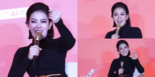 Gaya Centil Syahrini di Event Shopee, Beri Finger Heart Manja