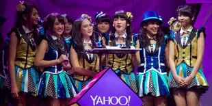 Gaya Energik JKT48 di Yahoo OMG Awards 2013