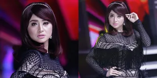 Gaya Glamor Dewi Perssik di Dangdut Academy Asia 4 Top 24 Group 3