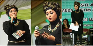 Gaya Hijab Septy Sanustika Istri Ahmad Fathanah - Serba Hitam
