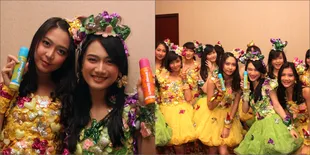 Gaya Narsis Personel JKT48 Bareng Barang Kesayangan, Cute!