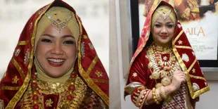 Gaya Nirina Zubir Pakai Busana Minang di Premier 'LIAM DAN LAILA'