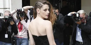 Gaya Seksi Kristen Stewart Dengan Jumpsuit Transparan