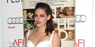 Gaya Seksi Kristen Stewart di Iklan Parfum Florabotanica
