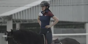 Gaya Sporty Anastasya Panggabean saat Berkuda, Jago Banget!