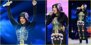 Gaya Unik Titi DJ Dengan Skeleton Dress di Indonesian Idol 2014