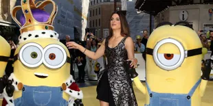 Gemesin! Sandra Bullock Peluk - Cium Mesra Minions di Inggris