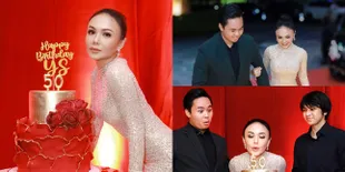 Genap 50 Tahun, Potret Hot Mom Yuni Shara Yang Makin Awet Muda - Rayakan Ultah Didampingi Anak dan Dibilang Mirip Kakak Adik