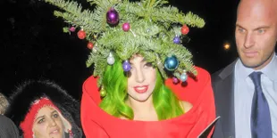 Gila - Lady Gaga Berubah Jadi Pohon Natal