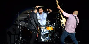Gokilnya Aksi Panggung Netral Membuka Konser Alter Bridge