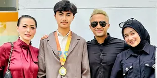 Hadir di Acara Penghargaan Anak, Hengky Kurniawan Foto Bareng Istri dan Mantan Istri
