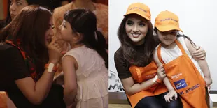 Hadir di Event Ini, Ashanty dan Arsy Tampil Kompak Pakai Celemek!