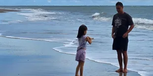 Hamish Daud Nikmati Momen Berdua Bareng Anak di Pantai, Habiskan Waktu Bersama