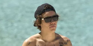Harry Styles Pamer Tato Baru Di Queensland