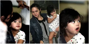 Hindari Wartawan - Mulan Jameela dan Safeea ke Restoran Padang