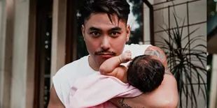 Hot Daddy Ganteng, Sederet Potret Krisjiana Suami Siti Badriah Gendong Baby Xarena - Ayah Idaman Banget!