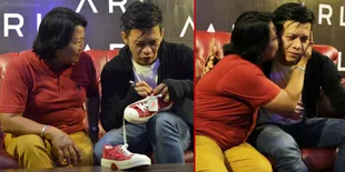 Ibu Ini Pulang Bawa Ciuman dan Tanda Tangan Ariel