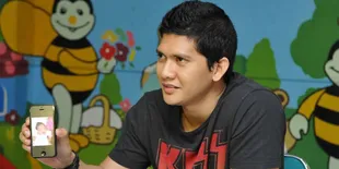 Iko Uwais Tunjukkan Wajah Imut Bayinya Pada Publik