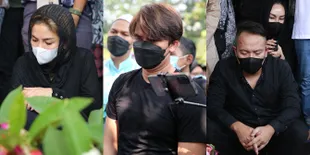 Ikut Berduka, Sederet Selebriti Hadiri Pemakaman Sapri Pantun: Ada Nikita Mirzani, Billy Syahputra, Vicky Prasetyo - Kalina Ocktaranny