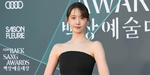 Im YoonA & Bae Suzy Pakai Gaun Kembar Beda Warna di Baeksang Arts Awards 2026