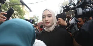 Inara Rusli Sakit, Pemeriksaan Kasus Dugaan Perzinahan Ditunda