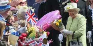 Ini Dia Beberapa Merek Yang Dipakai Oleh Ratu Elizabeth, Mewah!