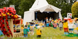 Ini Hubungan Antara Mainan Lego dan Glastonbury Festival