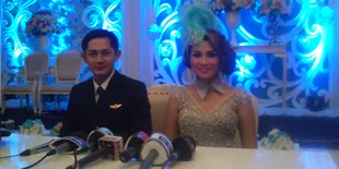 Inilah Potret Pernikahan Fitri Carlina, 'Terbang di Udara'
