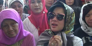 Intip Beragam Gaya Syahrini Saat Umroh