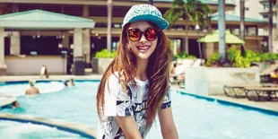 Intip Liburan Cantik Sulli di Pantai