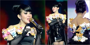 Intip Yuk Detail Busana Megah - Imut Syahrini, Penuh Boneka Unyu!