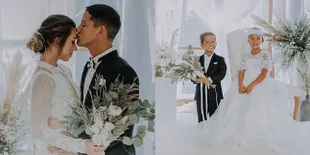 Irfan dan Jennifer Bachdim Pamer Kemesraan di Pemotretan Keluarga