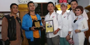 Isi Ramadan, Raffi Ahmad Seseruan Bareng Club Motor di Masjid