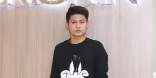 Jadi Brand Ambassador Kosmetik Internasional, Esal Pose Kece