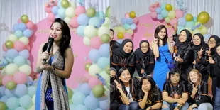 Jadi Penyanyi di Acara Sendiri, Ini 7 Potret Ulang Tahun Ayu Ting Ting yang Digelar bersama Fans - Penampilannya Kasual Abis dengan Dress Tanpa Lengan