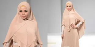 Jalan di Catwalk, Nikita Mirzani Tampil Anggun Pakai Busana Syari