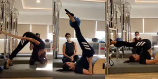 Jalani Gaya Hidup Sehat, Ini 8 Potret Donna Agnesia Lakukan Gerakan Pilates yang Bikin Netizen Nggak Kuat Lihatnya