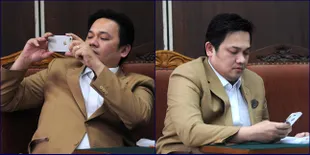 Jalani Sidang 'Lawan' Dhani, Farhat Abbas Malah Sibuk Foto-Foto?