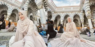 Jalani Umrah, Potret Anissa Aziza Istri Raditya Dika yang Cantik dan Anggun Banget Dalam Balutan Hijab - Didoakan Istiqamah